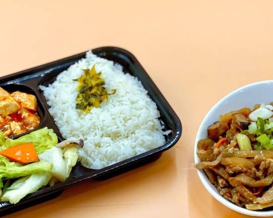 B10. Zhai Chai Pork Bento 榨菜肉絲便當.