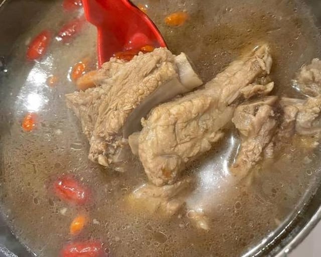 H10. Herbal Pork Rib Pot 藥膳排骨鍋.